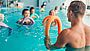 Ein Foto von mehreren Personen, die mit Sportringen im Wasser trainieren.